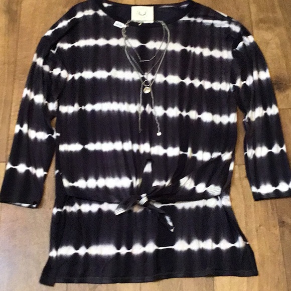 SILKY SOFT HIGH~LO PATTERN BACK LONGER THAN FRONT TOP - Picture 10 of 10